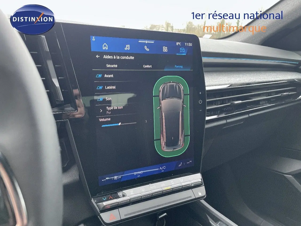 Vue rapprochée de l'écran tactile central du Renault Austral gris schiste, affichant les aides à la conduite et le contrôle du son.