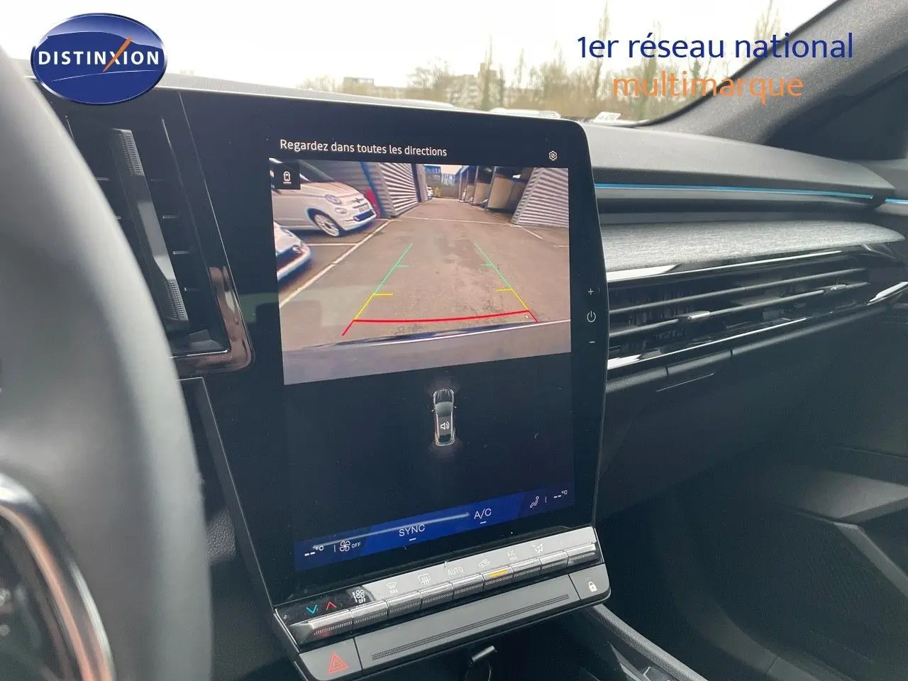 Vue rapprochée de l'écran central tactile affichant la caméra de recul dans l'habitacle du Renault Austral gris schiste 2025.