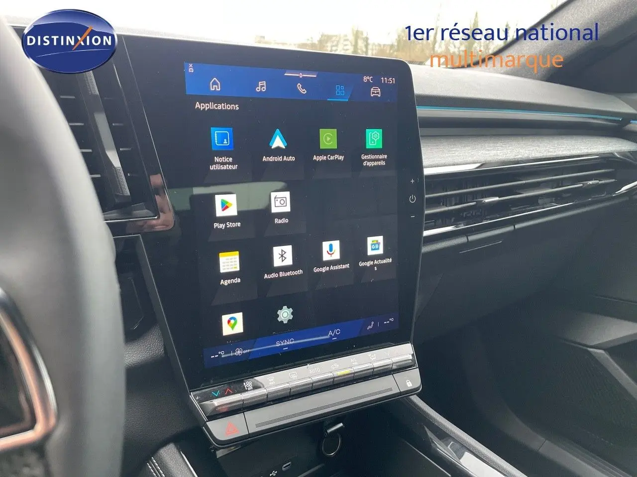 Tablette tactile centrale affichant les applications dans l'habitacle moderne du Renault Austral gris schiste métal.