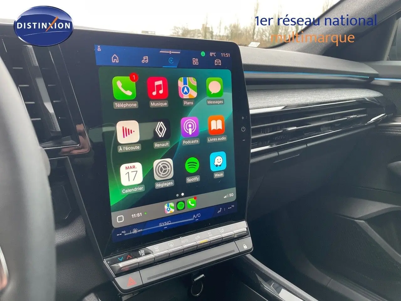Vue rapprochée de la console centrale du Renault Austral gris schiste métal, avec grand écran tactile affichant des applications connectées.