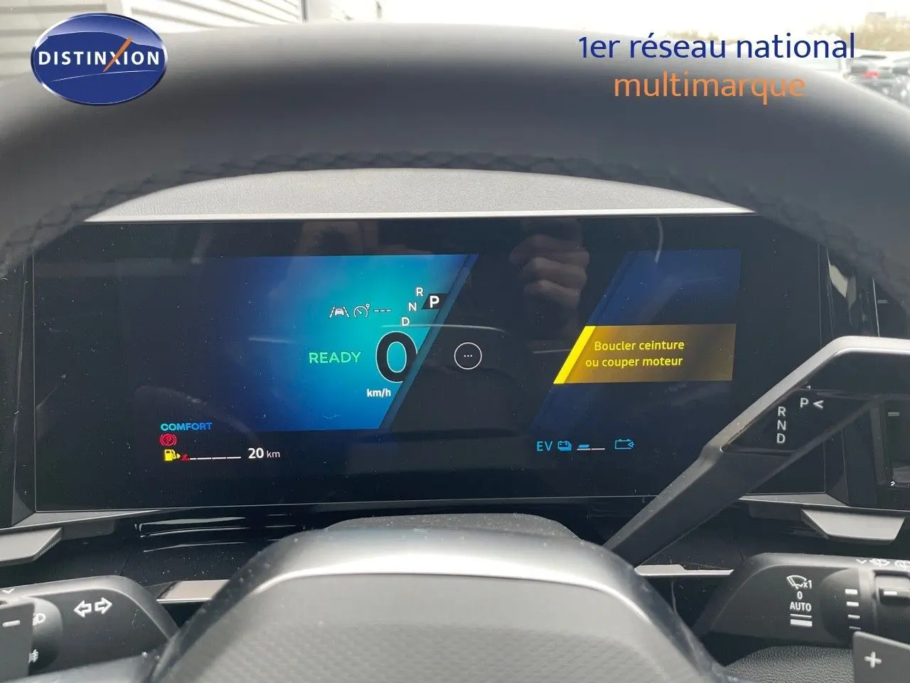Tableau de bord numérique du Renault Austral hybride 2025 affichant la vitesse à 0 km/h et un message de sécurité ceinture.