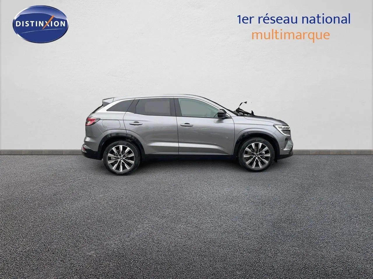 Profil côté gauche du Renault Austral gris schiste métal 2025, SUV hybride avec jantes bi-ton et lignes modernes.