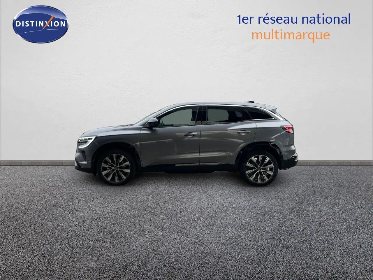 Profil latéral droit d'un Renault Austral gris schiste métallisé 2025, SUV hybride avec jantes bi-ton et vitres teintées.