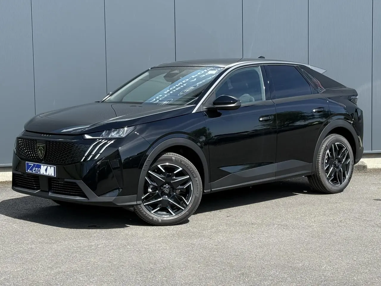 Peugeot 3008 Hybrid 145 noir Perla en 3/4 avant droit, jantes alliage noires et vitres teintées visibles.