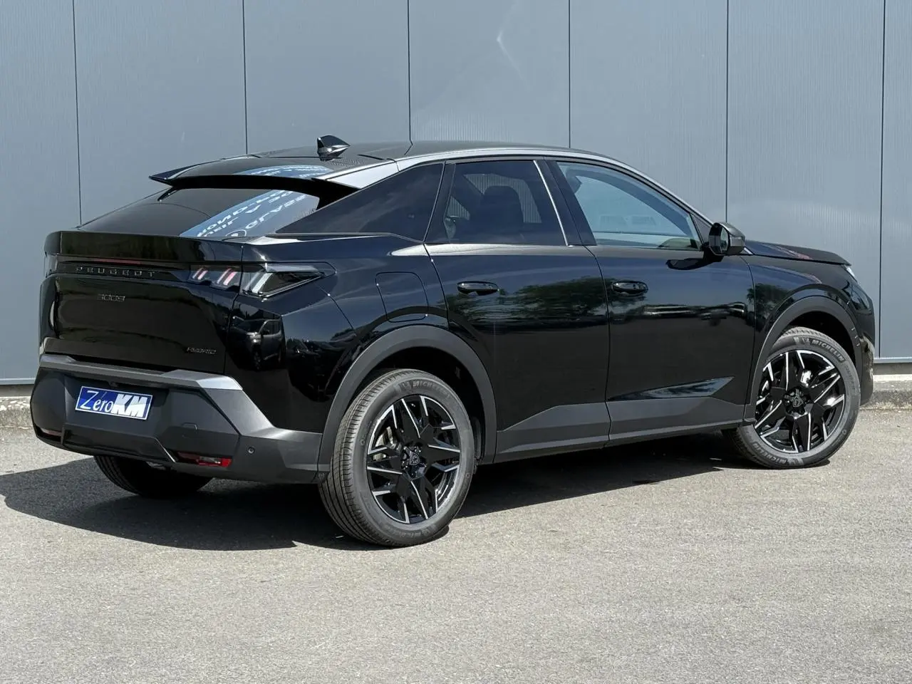 Peugeot 3008 Hybrid 145 noir Perla vue 3/4 arrière côté gauche avec jantes alliage noires brillantes.