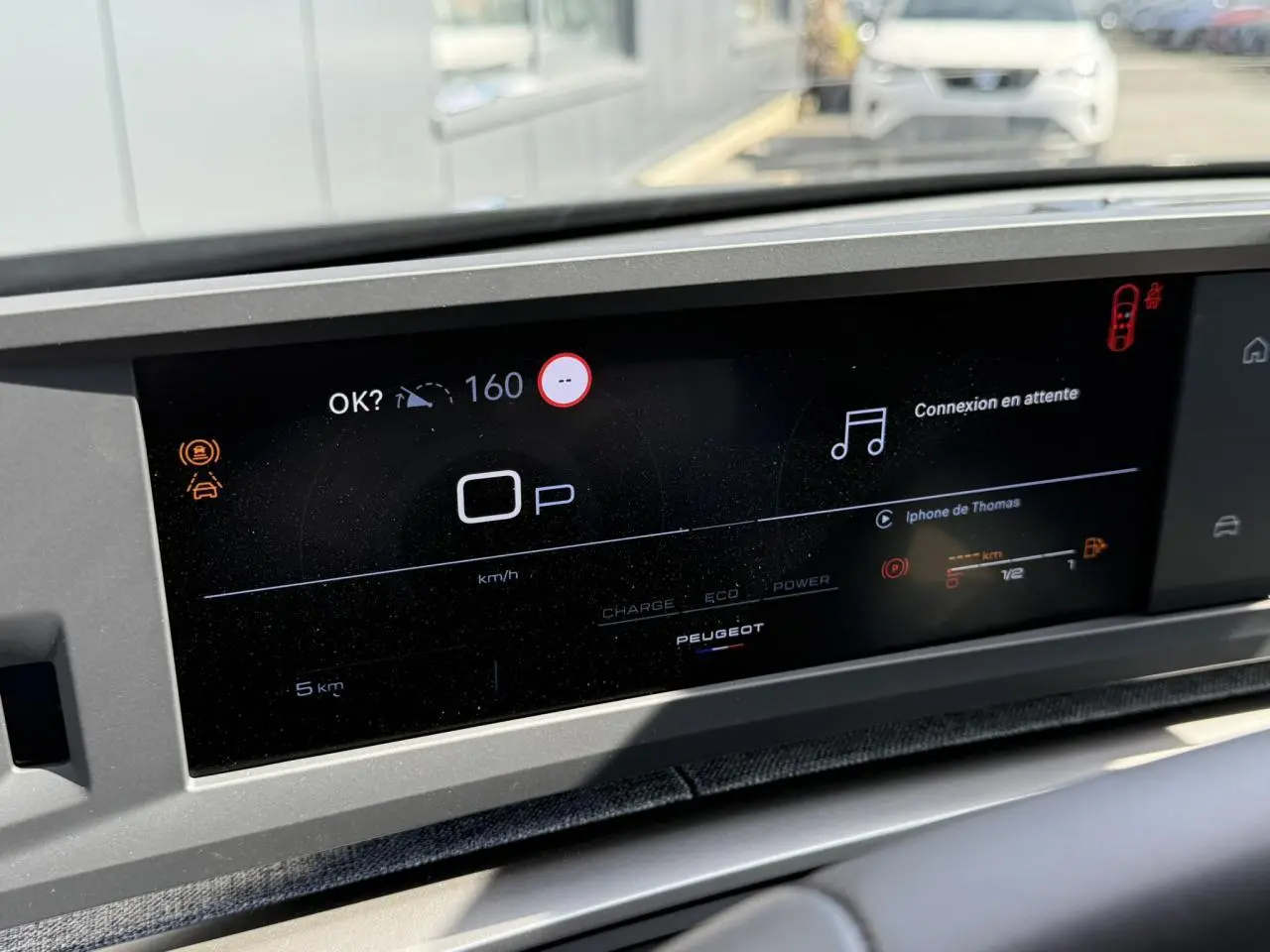 Affichage numérique du tableau de bord du Peugeot 3008 Hybrid 145 Allure, avec écran panoramique et informations de conduite.