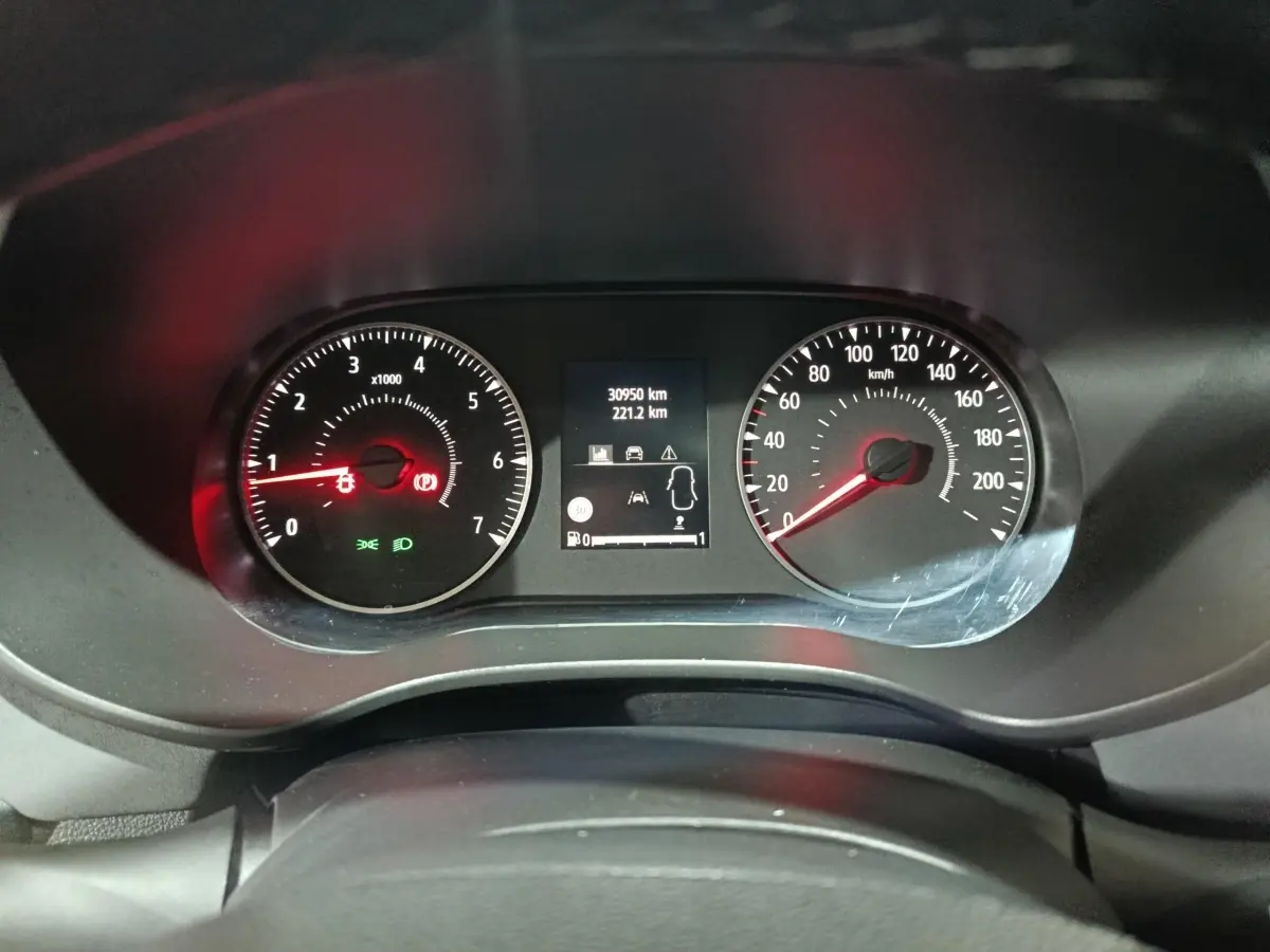 Vue rapprochée du tableau de bord de la Dacia Sandero 2024, affichant compte-tours, vitesse et écran multifonctions.