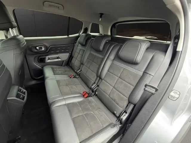 Vue intérieure côté droit des sièges arrière en cuir et tissu gris du Citroën C5 Aircross 2022, version BlueHDi C-Series.