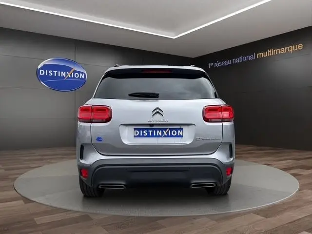 Vue arrière d'un Citroën C5 Aircross gris clair 2022, avec feux LED et double sortie d'échappement intégrée.