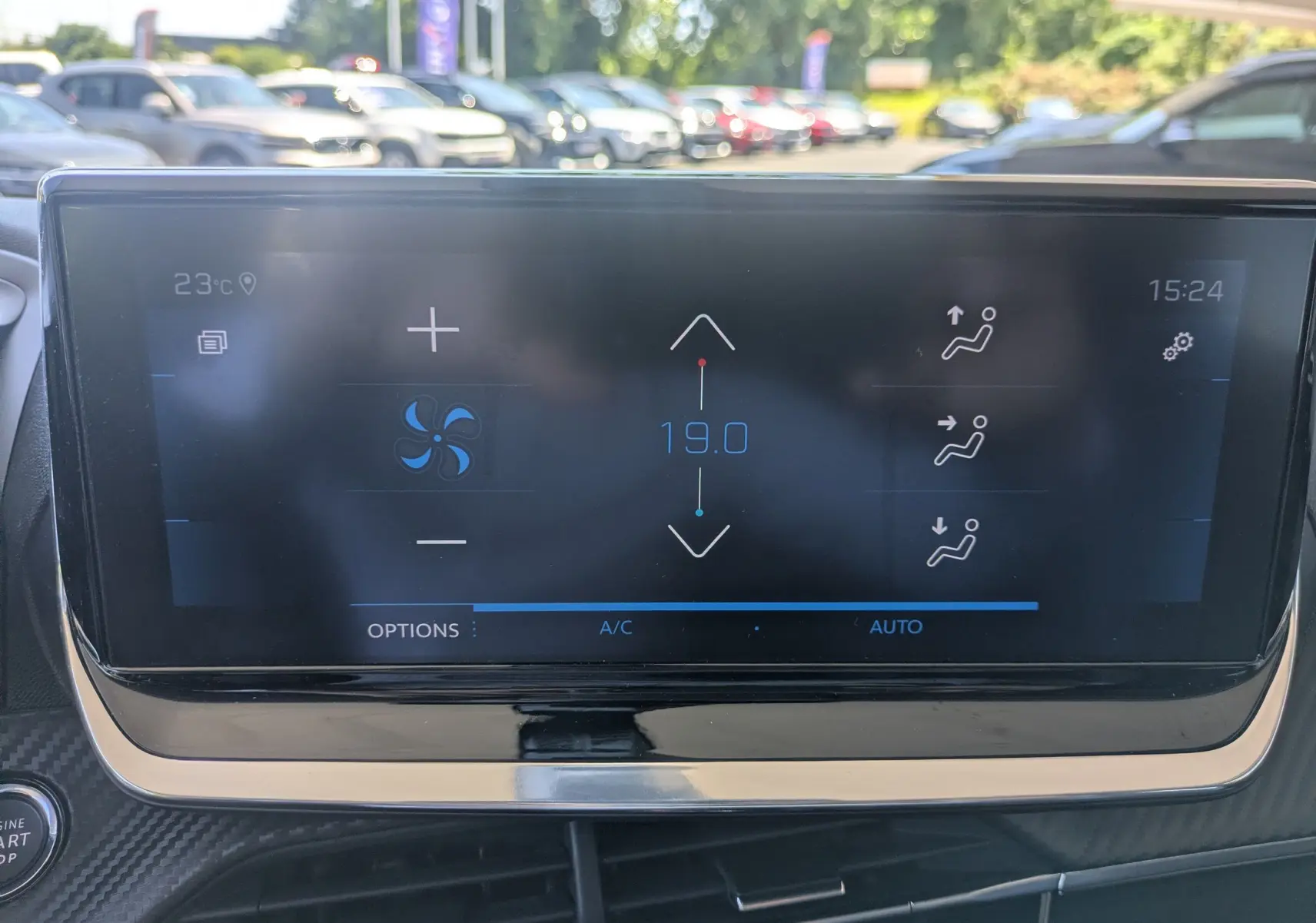 Écran tactile du système de climatisation de la Peugeot 2008, affichant une température réglée à 19°C.