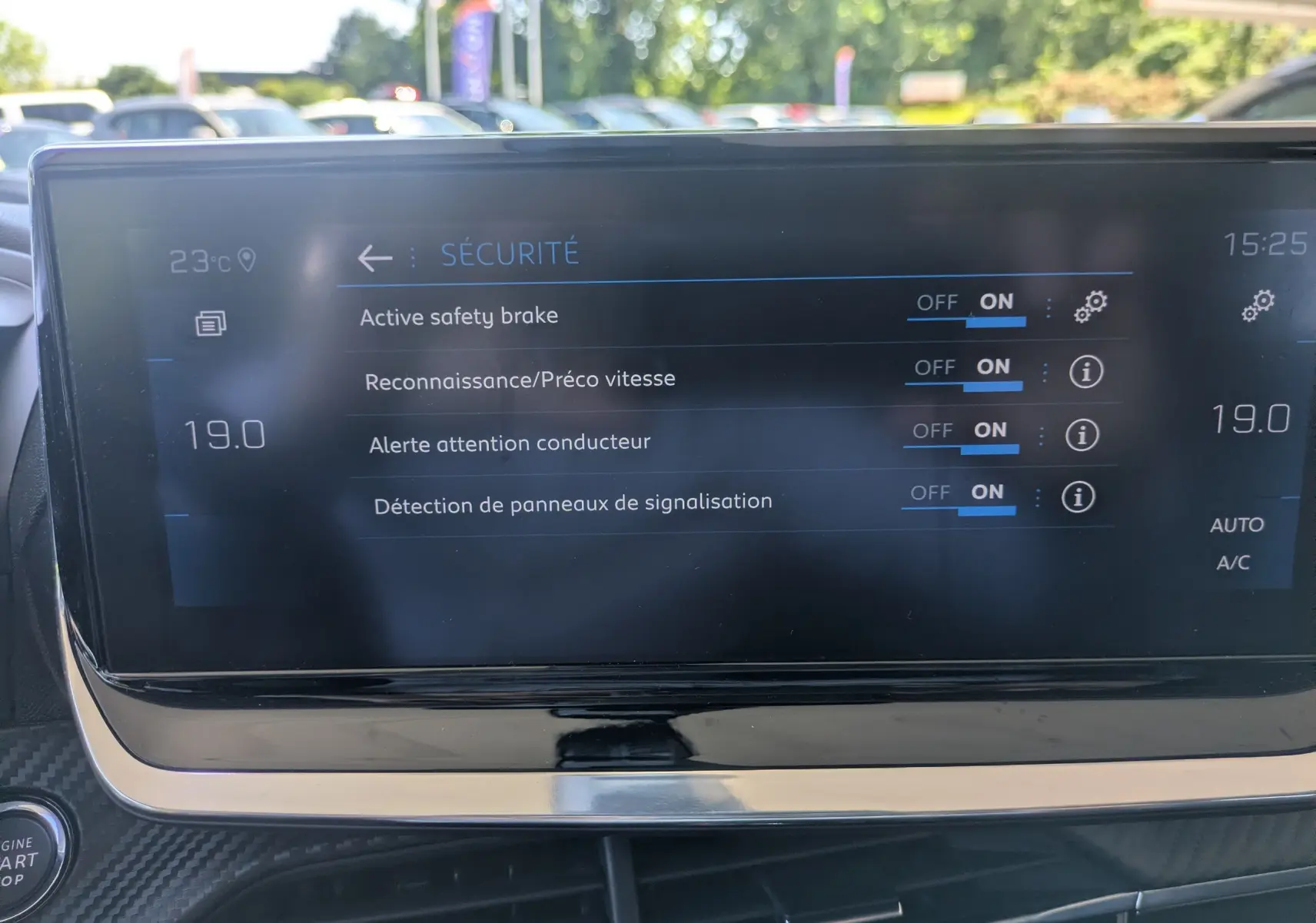 Écran tactile intérieur affichant les réglages de sécurité du Peugeot 2008, vue frontale du tableau de bord.