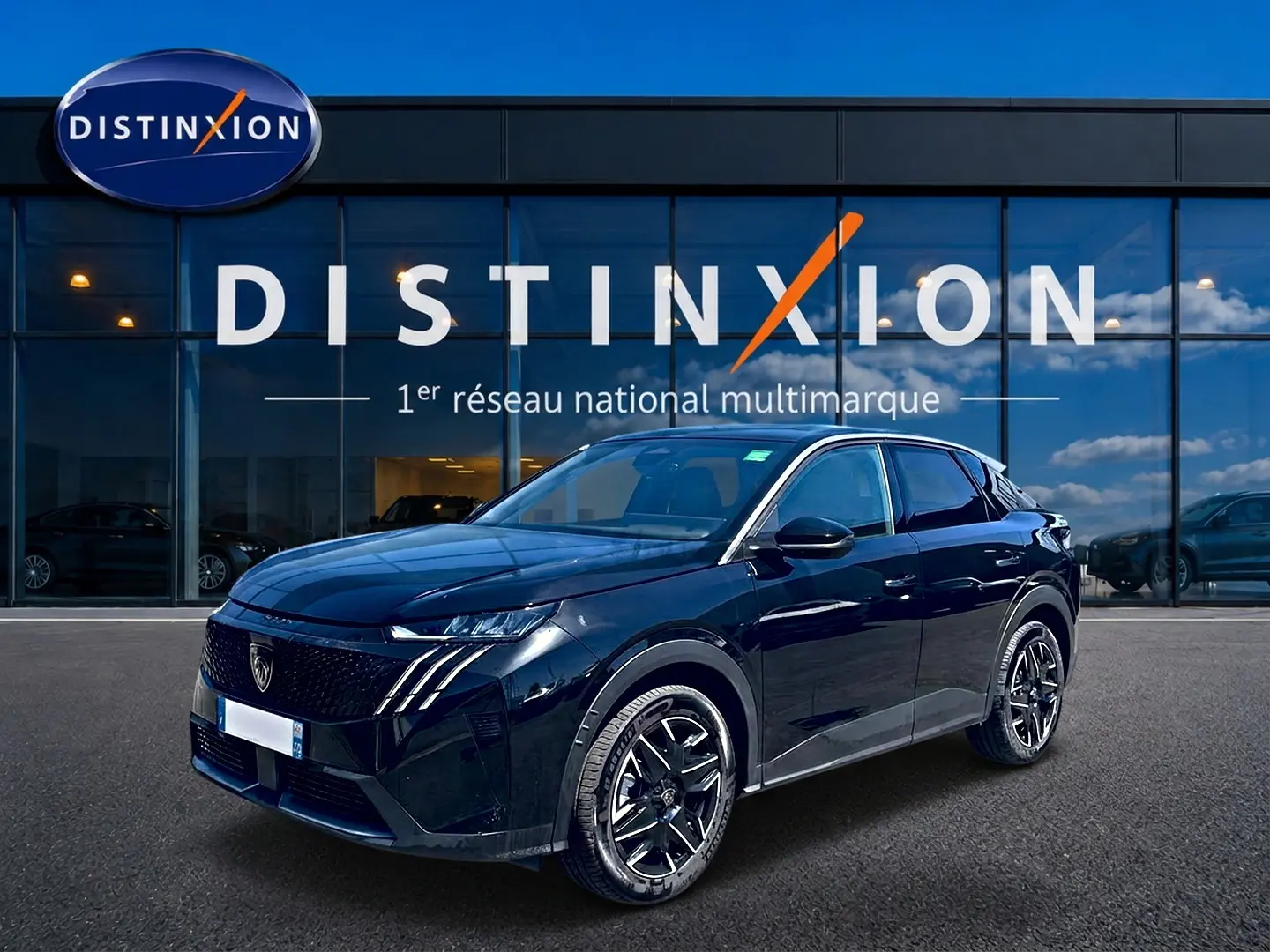 Peugeot 3008 noir vue 3/4 avant droit, avec calandre distinctive et jantes alliage noires devant showroom Distinxion.