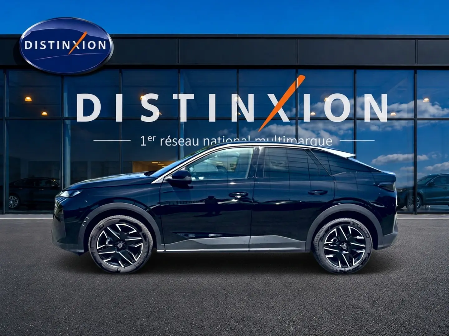 Profil droit d'un Peugeot 3008 noir 2025 garé devant une vitrine avec logo Distinxion visible en arrière-plan.