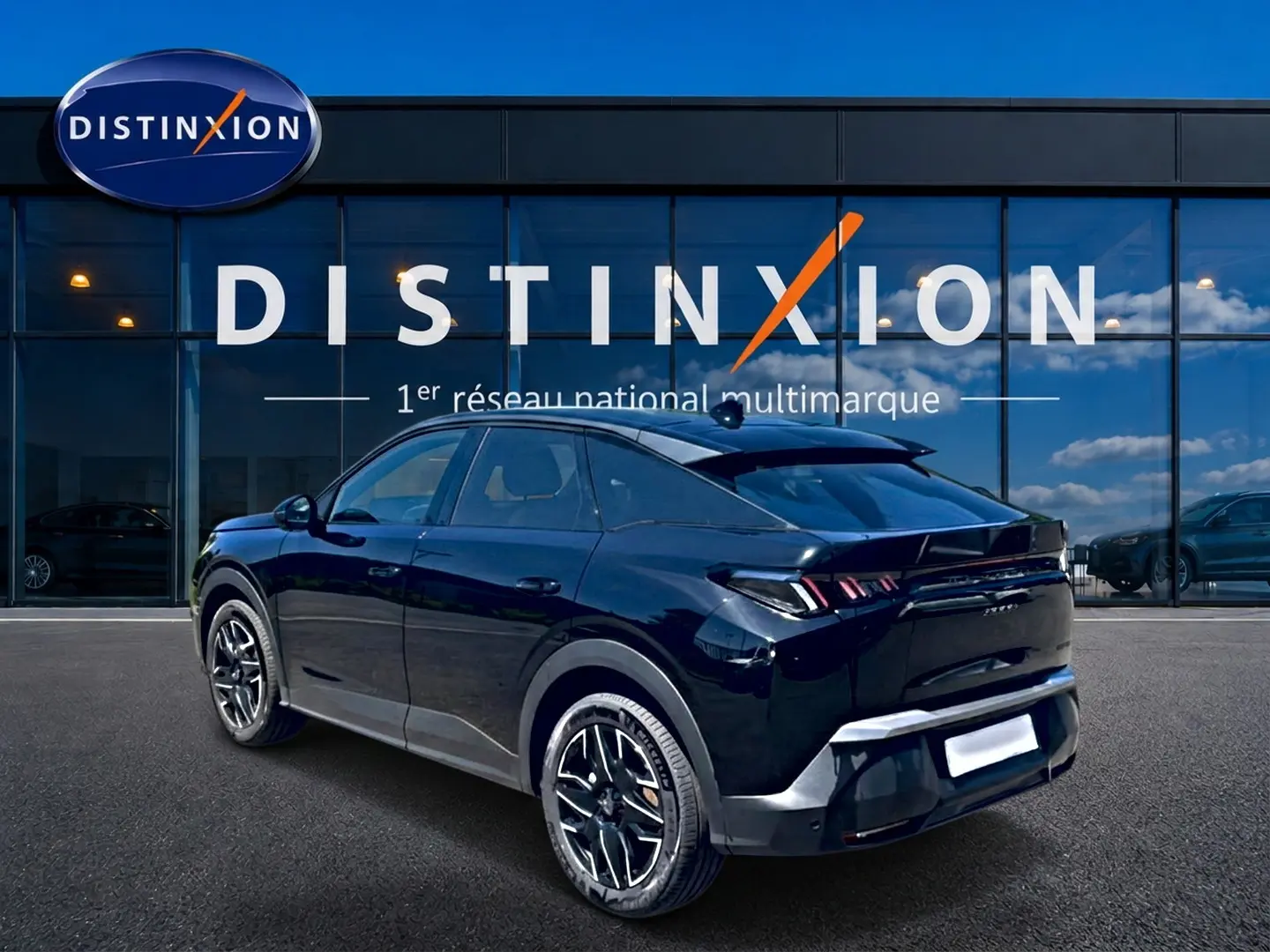 Peugeot 3008 noir vue 3/4 arrière droit, jantes alu noires et feux arrière LED distinctifs.