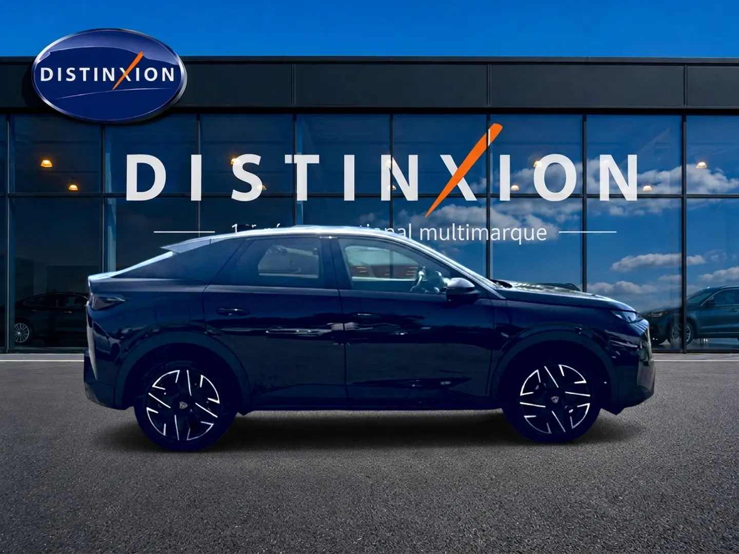 Peugeot 3008 noir en profil droit, avec jantes alu distinctives, devant une vitrine de concession multimarque.