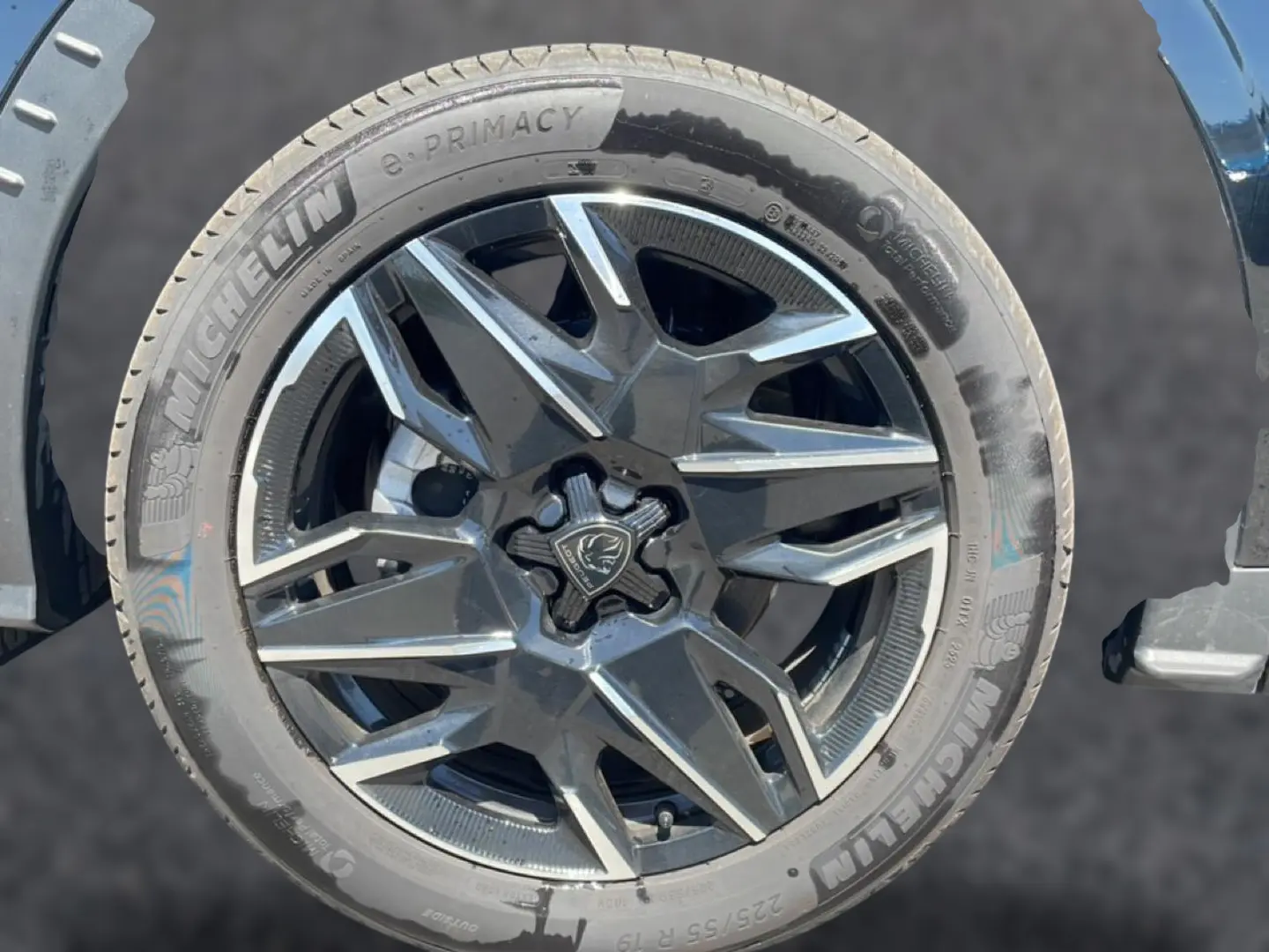 Gros plan sur la jante alu noire et argentée d’un Peugeot 3008 noir, avec pneu Michelin visible.