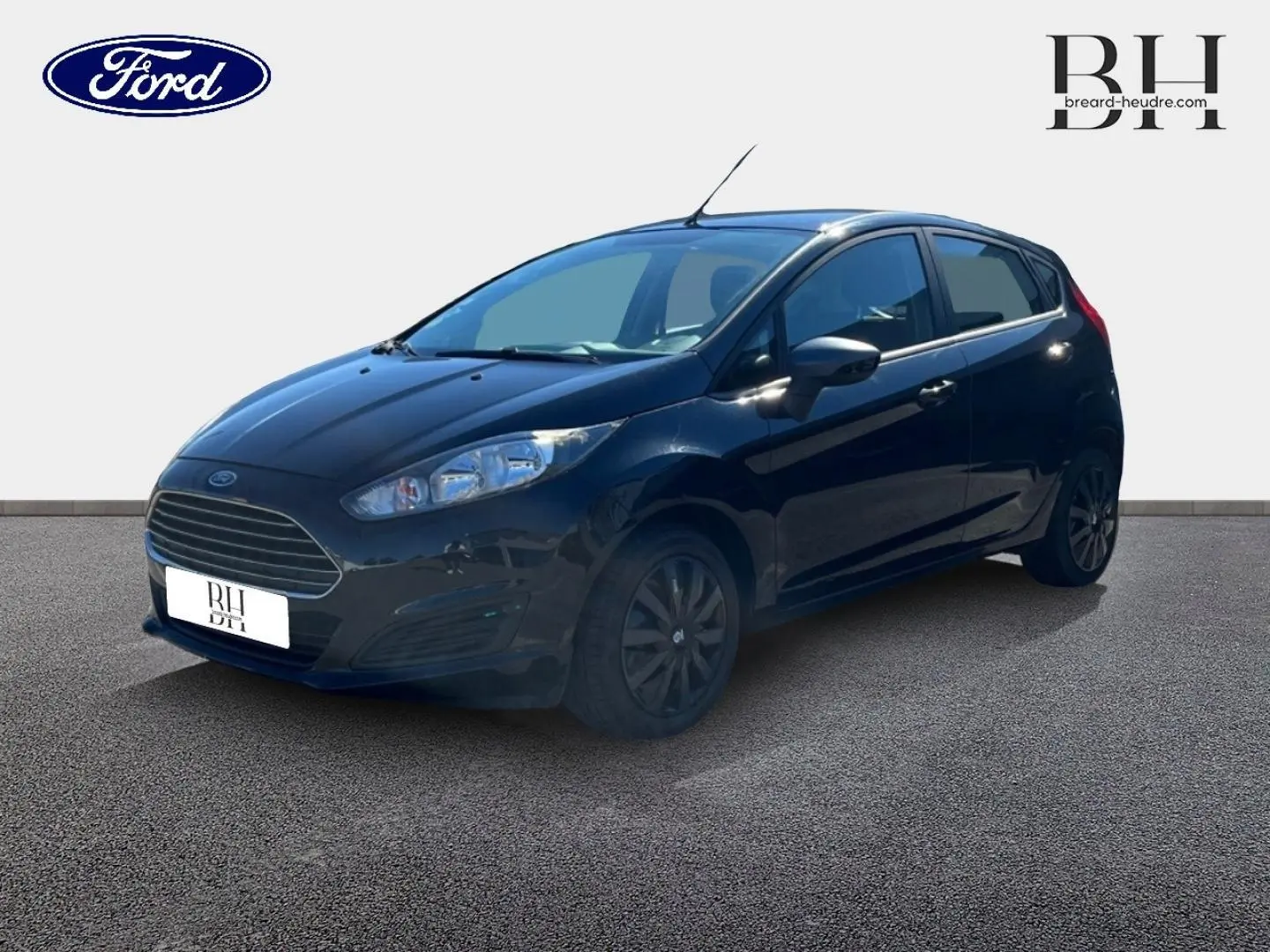 Ford Fiesta 2015 noir Scala vue 3/4 avant droit, avec calandre chromée et jantes foncées.