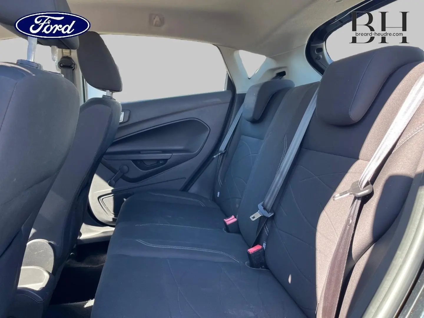 Vue intérieure côté droit montrant la banquette arrière noire de la Ford Fiesta 2015 Edition 5 portes.