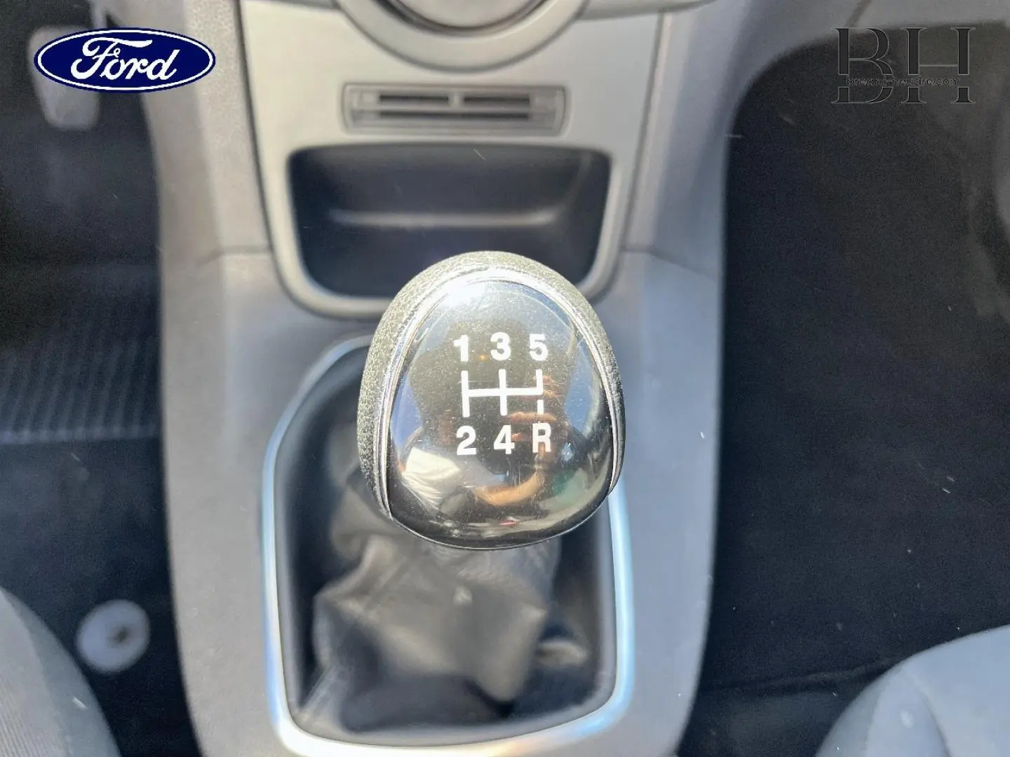 Le levier de vitesses manuel noir de la Ford Fiesta 1.5 TDCi, vu de dessus dans l'habitacle.
