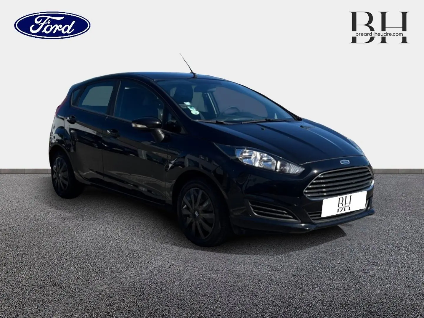 Ford Fiesta 1.5 TDCi noir Scala vue 3/4 avant droit avec calandre chromée et jantes noires.