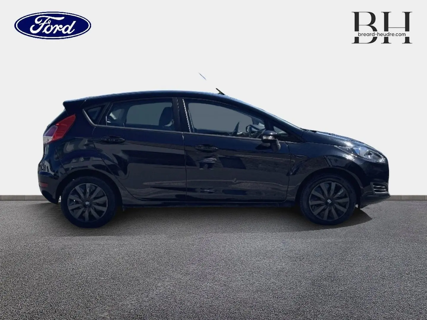 Profil droit d'une Ford Fiesta noire Scala 5 portes, avec jantes noires et vitres teintées, sur fond clair neutre.