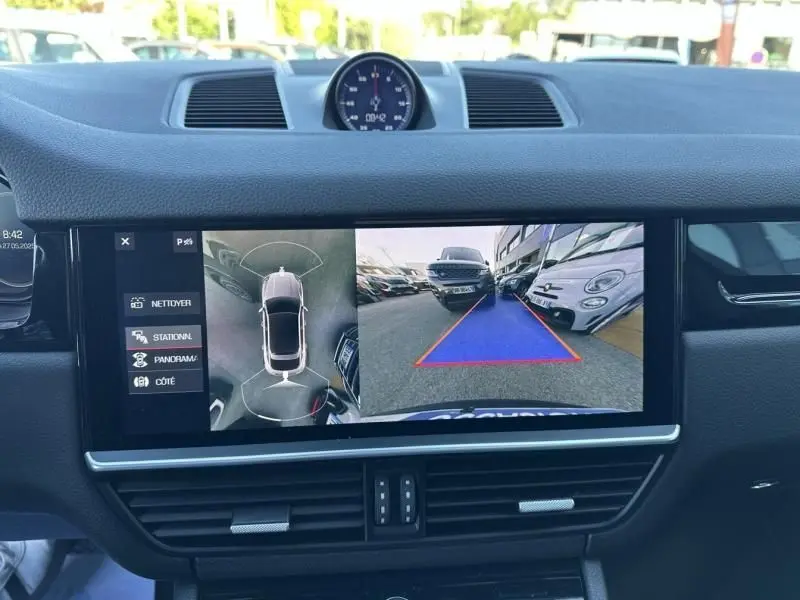 Écran de tableau de bord du Porsche Cayenne 2020 noir métal montrant la caméra de recul et vue 360° intérieure.