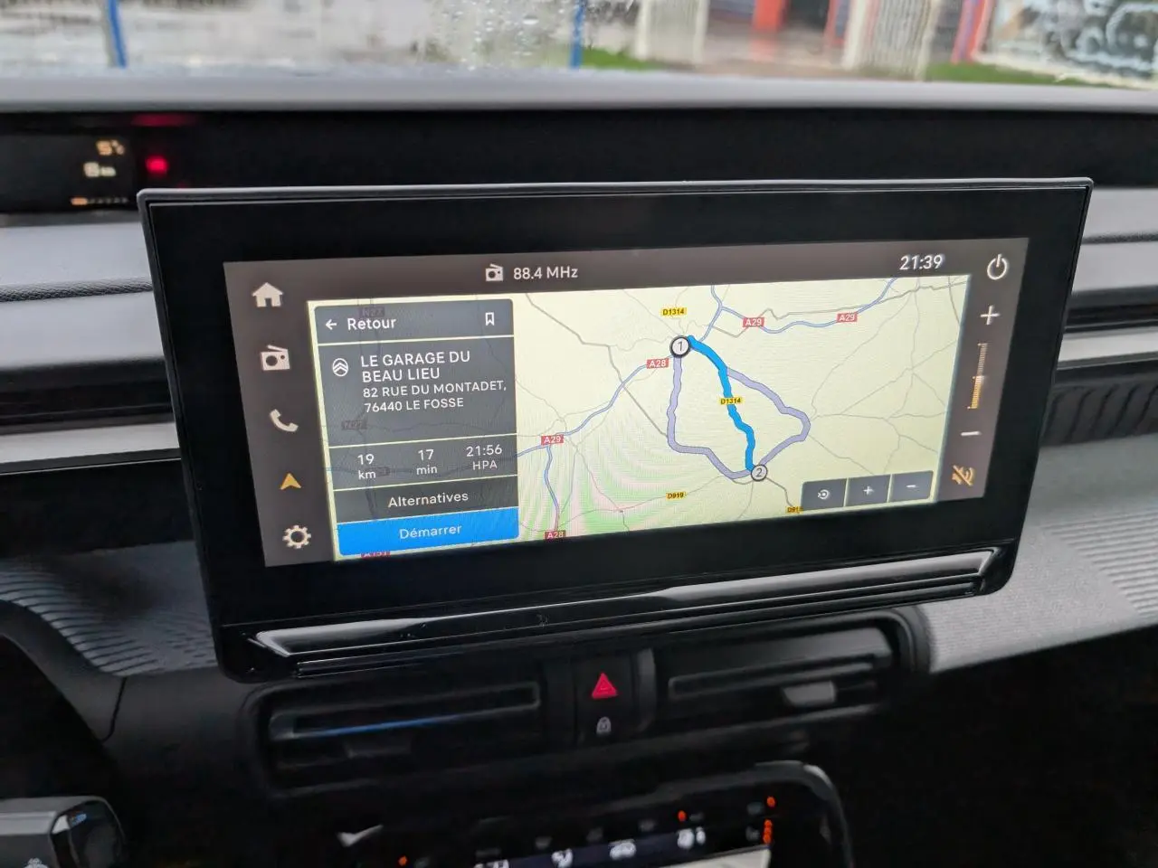 Écran tactile central affichant la navigation GPS dans l'habitacle du Citroën C3 Aircross 2025.