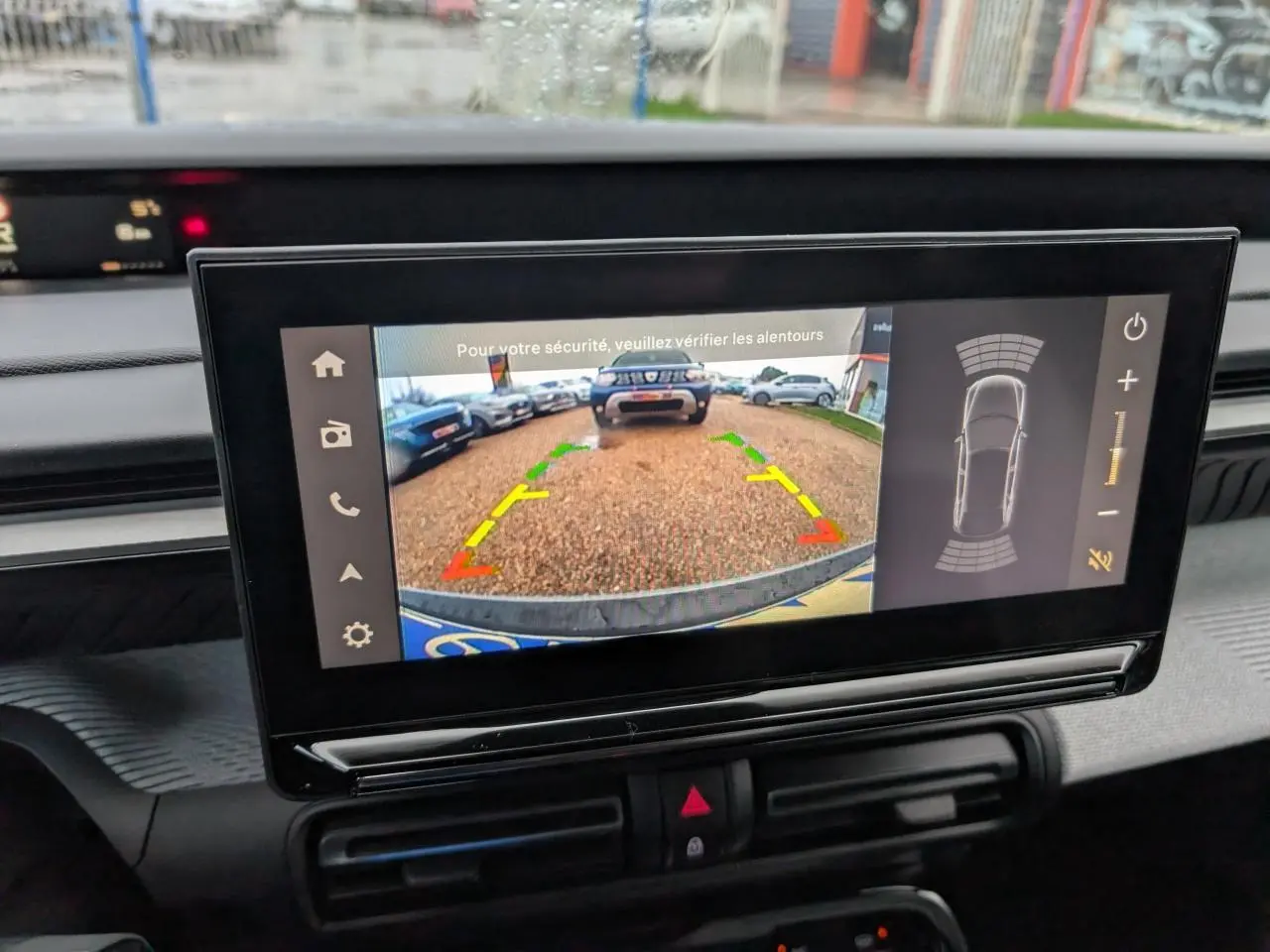 Écran central tactile montrant la caméra de recul avec vue arrière d'un Citroën C3 Aircross gris métallisé.