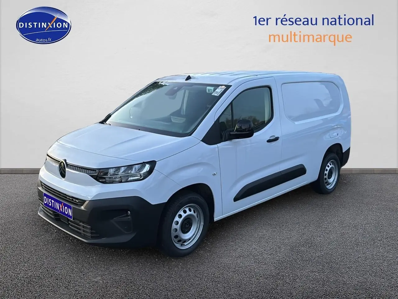 Vue 3/4 avant droite d’un Citroën Berlingo Fourgon blanc avec porte latérale coulissante et pare-chocs noirs.
