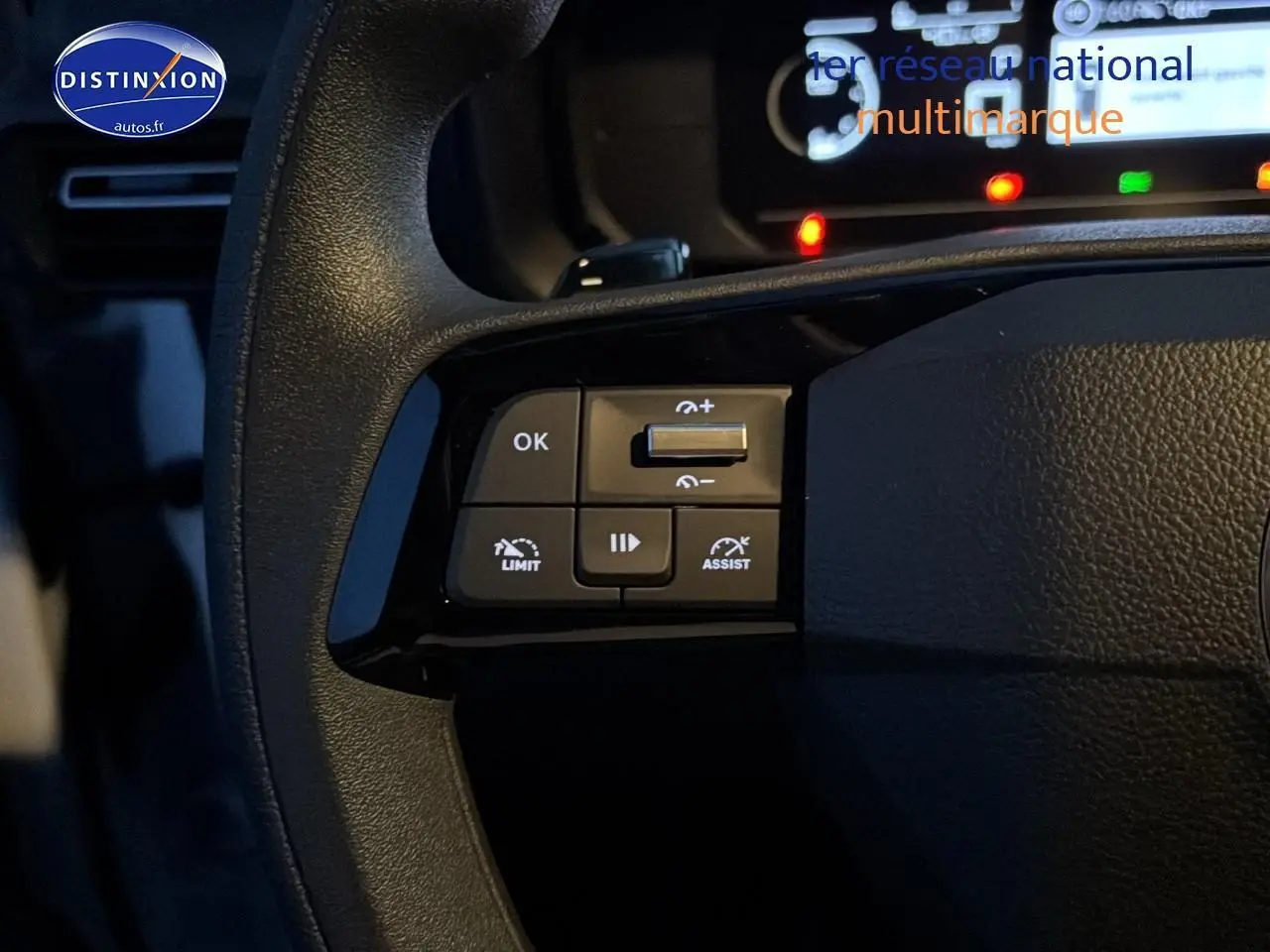 Gros plan sur les commandes à gauche du volant du Citroën Berlingo Fourgon blanc, avec boutons multifonctions visibles.