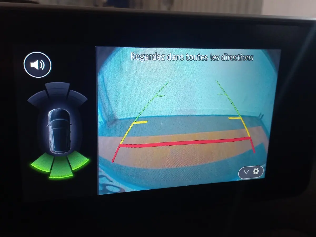 Affichage écran de caméra de recul avec guidage coloré et alertes de proximité sur Dacia Sandero Extreme+ TCe 110 2024.