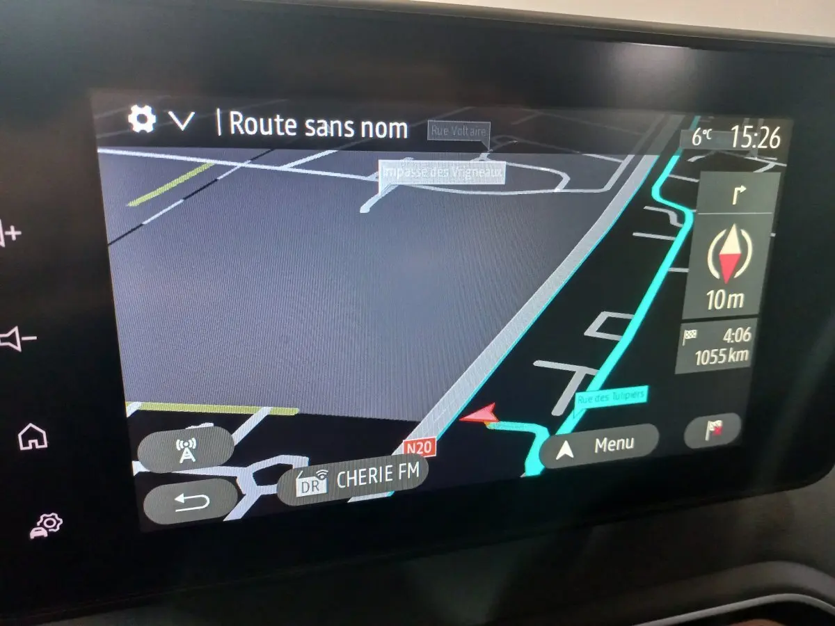 Écran tactile central du système de navigation de la Dacia Sandero Extreme+ TCe 110, affichage 3D couleur.