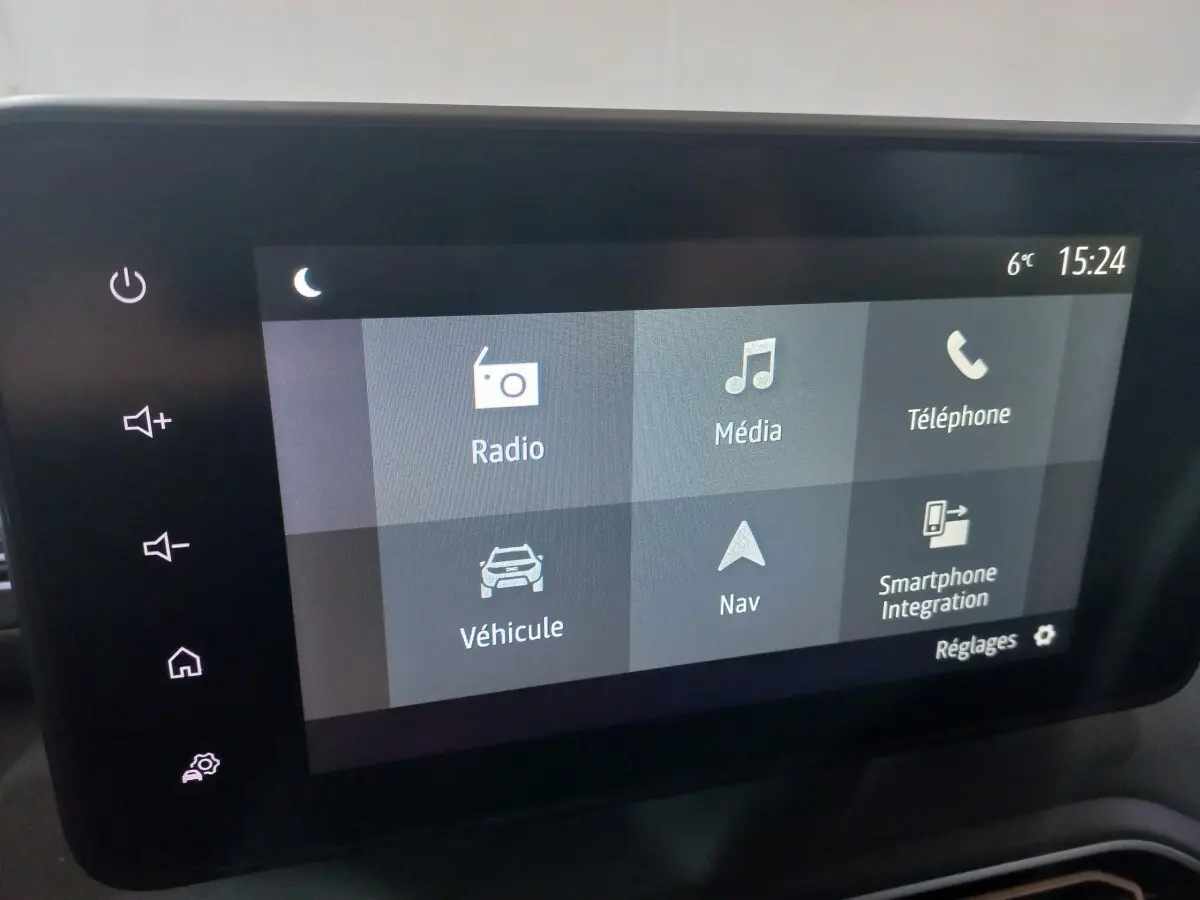 Écran tactile central de la Dacia Sandero Extreme+ TCe 110 2024 affichant le menu multimédia et navigation.