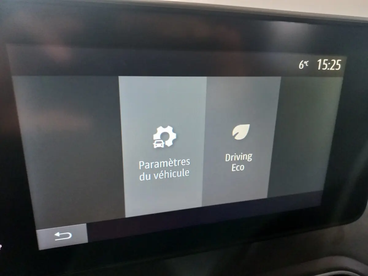 Écran tactile central du tableau de bord de la Dacia Sandero Extreme+ TCe 110 affichant les paramètres du véhicule et mode Driving Eco.