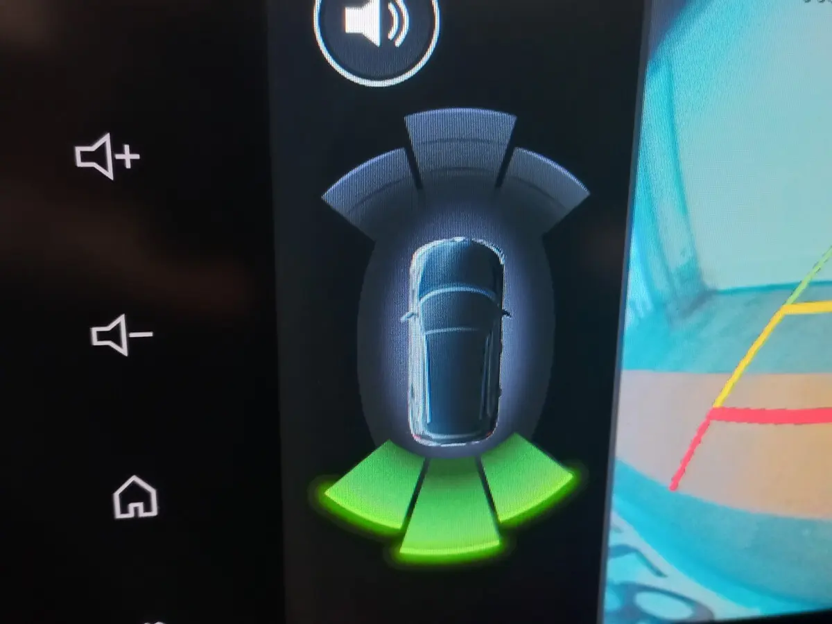 Affichage intérieur de l'aide au stationnement arrière de la Dacia Sandero Extreme+ TCe 110 2024, vue écran tactile.