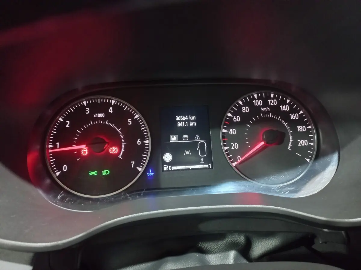 Vue rapprochée du tableau de bord de la Dacia Sandero 2024, affichant compte-tours, vitesse et écran multifonction.