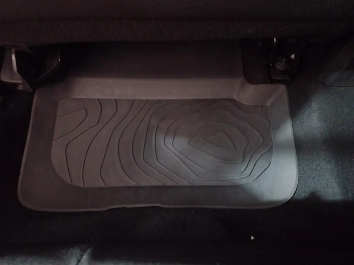 Tapis de sol noir en caoutchouc au pied du conducteur dans une Dacia Sandero Extreme+ TCe 110 2024.