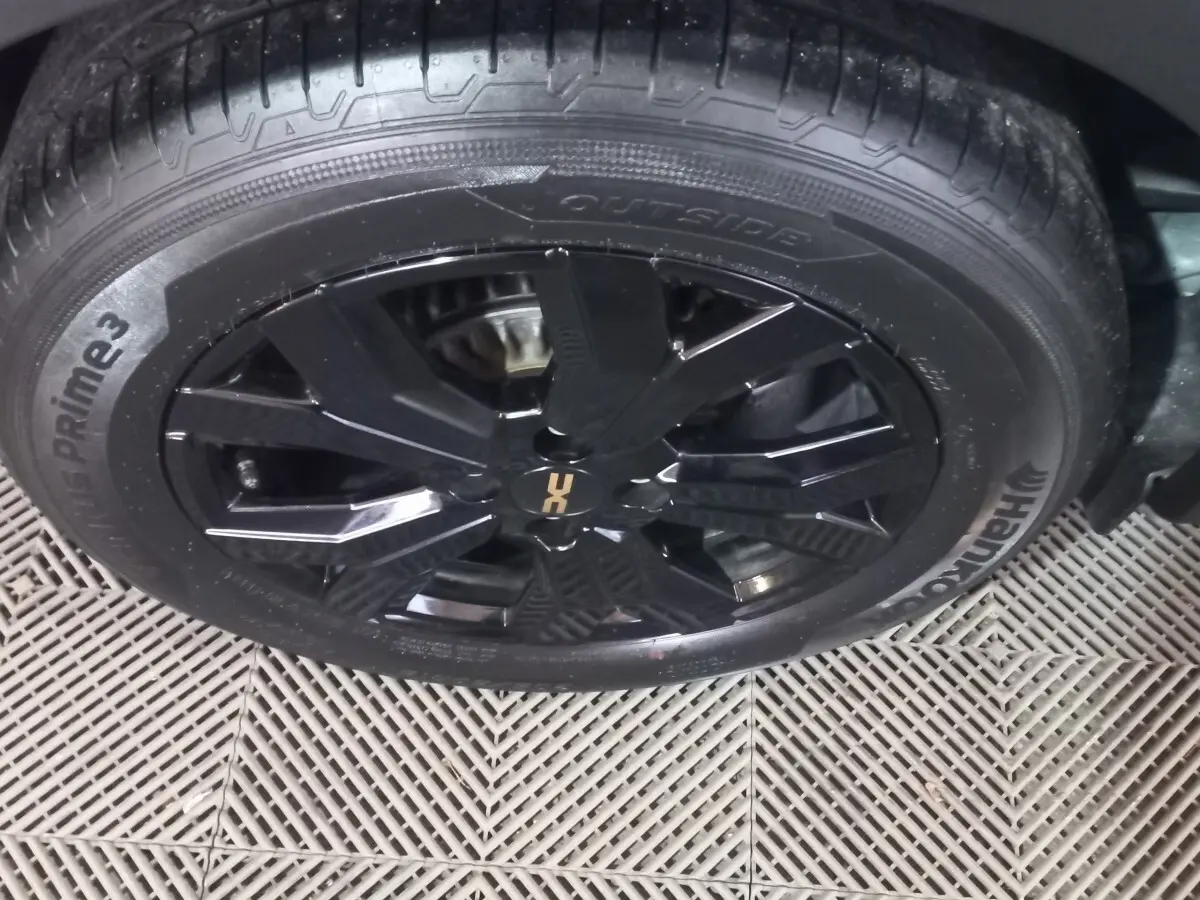 Gros plan sur la roue noire à jante alliage avec logo Extreme+ de la Dacia Sandero Extreme+ TCe 110 2024.