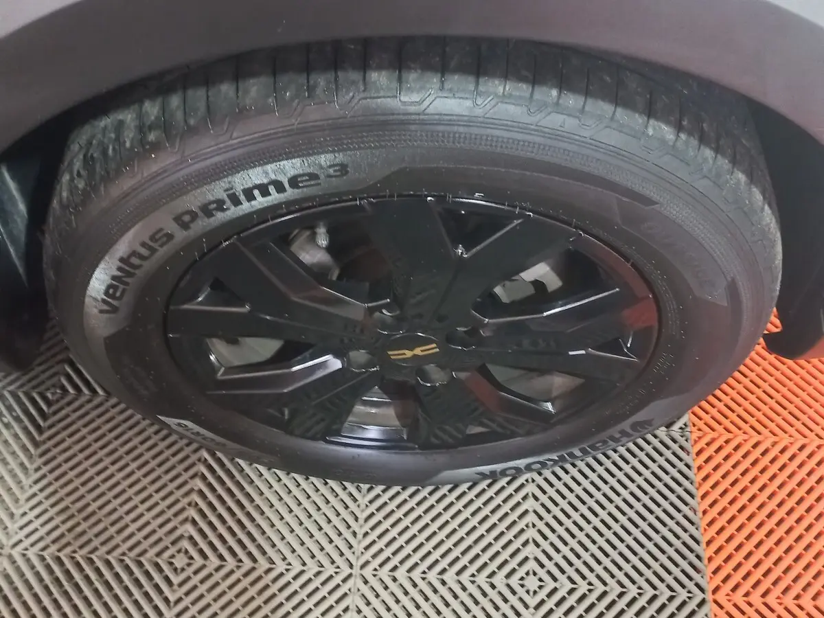 Gros plan sur la roue avant droite noire brillante de la Dacia Sandero Extreme+ 2024, pneu Hankook Ventus Prime3.