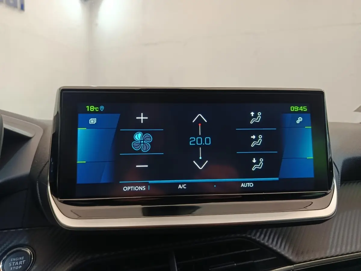 Écran tactile central de la Peugeot 208 Electrique gris clair, affichant la climatisation à 20°C en gros plan.