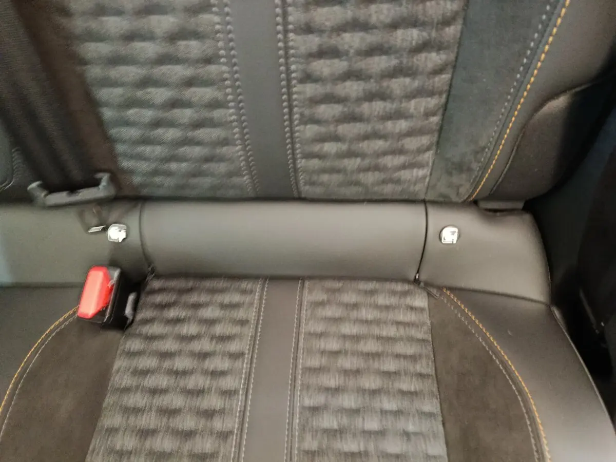 Gros plan sur la banquette arrière gris foncé avec surpiqûres orange de la Peugeot 208 électrique Roadtrip 2022.