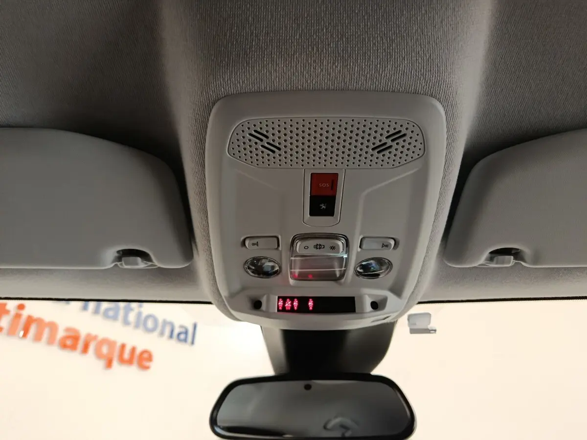Plafonnier intérieur gris clair avec commandes et bouton SOS, vue centrée vers l'avant du Peugeot 208 Electrique Roadtrip 2022.