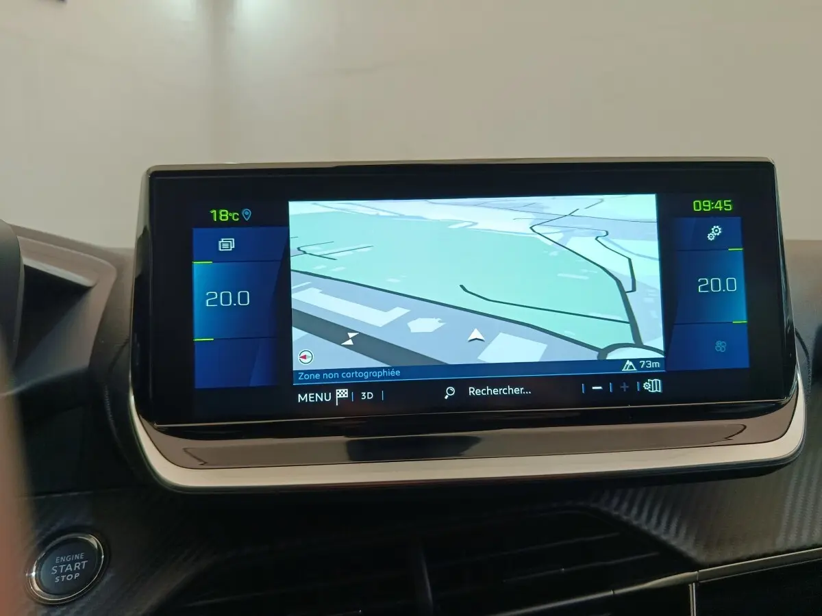 Écran tactile central affichant la navigation dans l’habitacle d’une Peugeot 208 Electrique gris clair, vue de face.