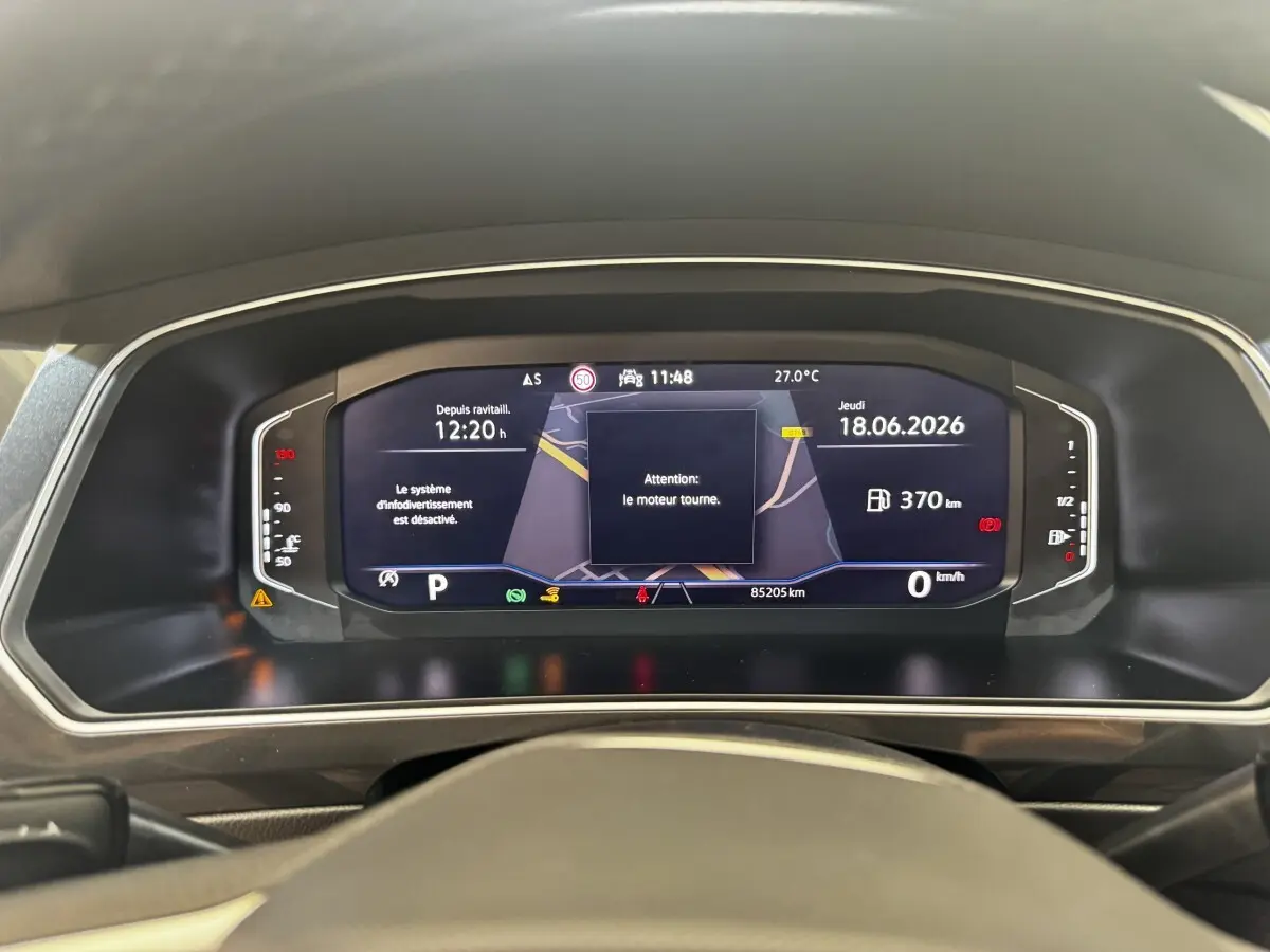 Tableau de bord numérique du Volkswagen Tiguan 2021 affichant la navigation et les alertes moteur à 11h48.
