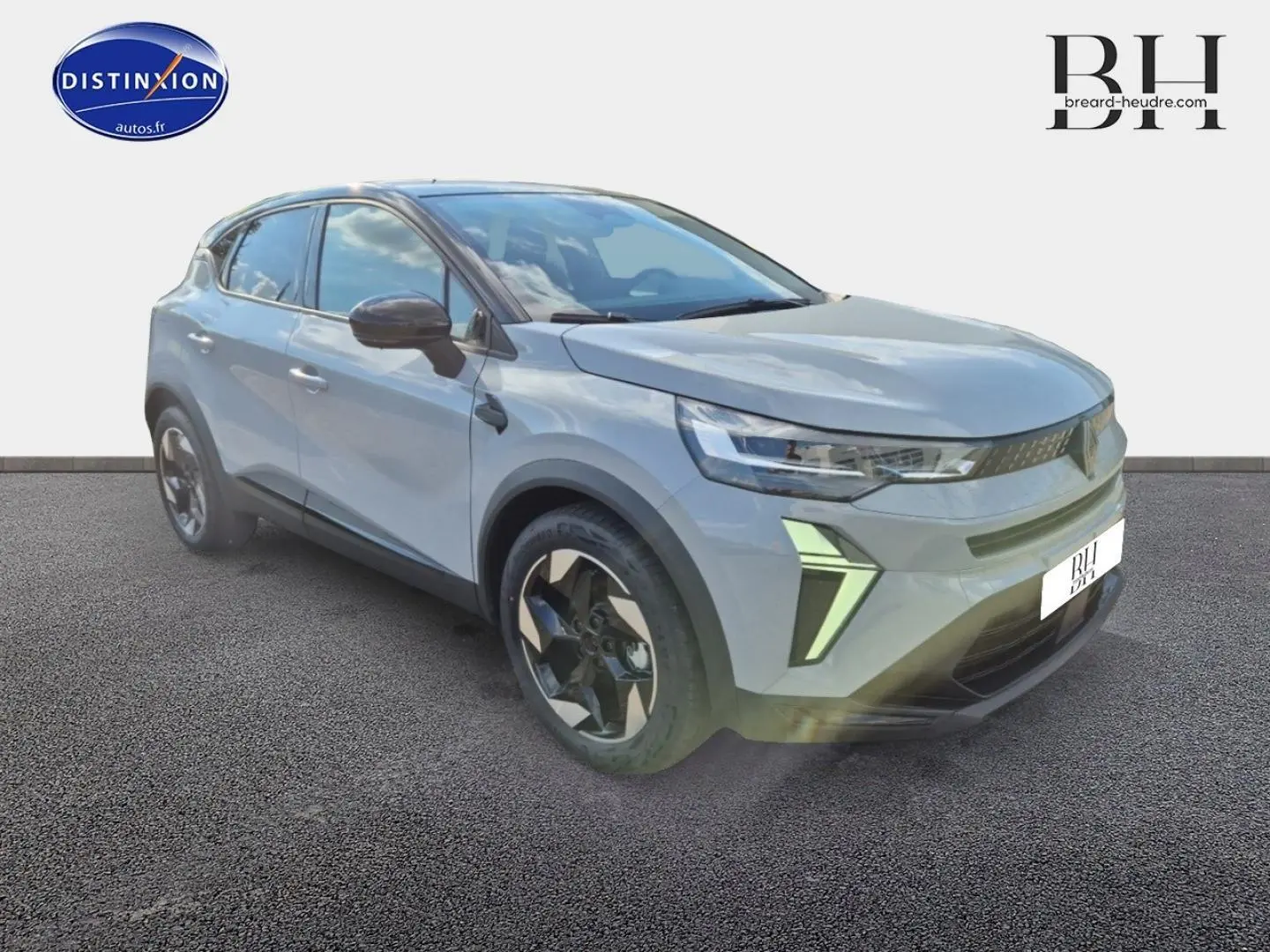 Renault Captur 2025 bleu Iron métallisé en 3/4 avant droit, avec jantes alu et feux LED distinctifs.