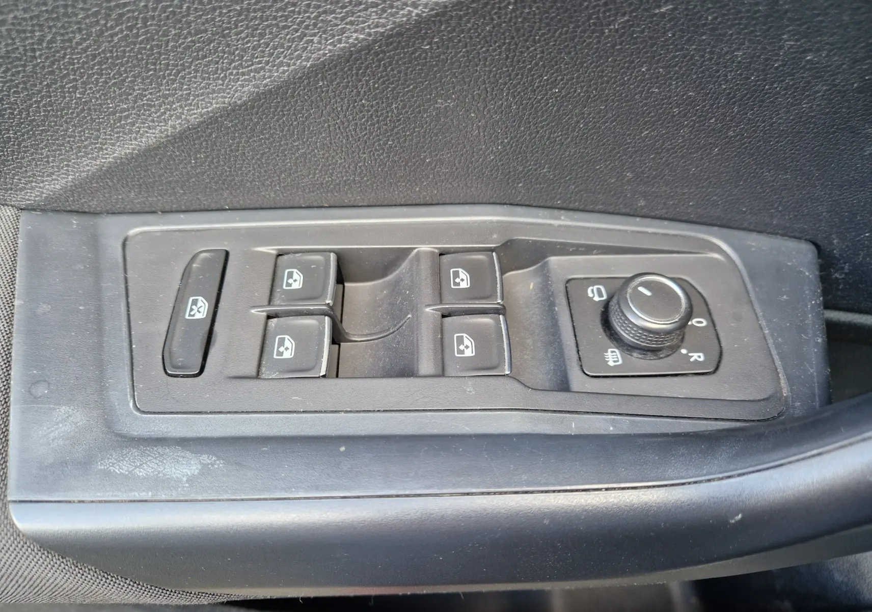 Panneau de commandes des vitres et rétroviseurs électriques côté conducteur d'un Volkswagen T-Roc chêne noir.