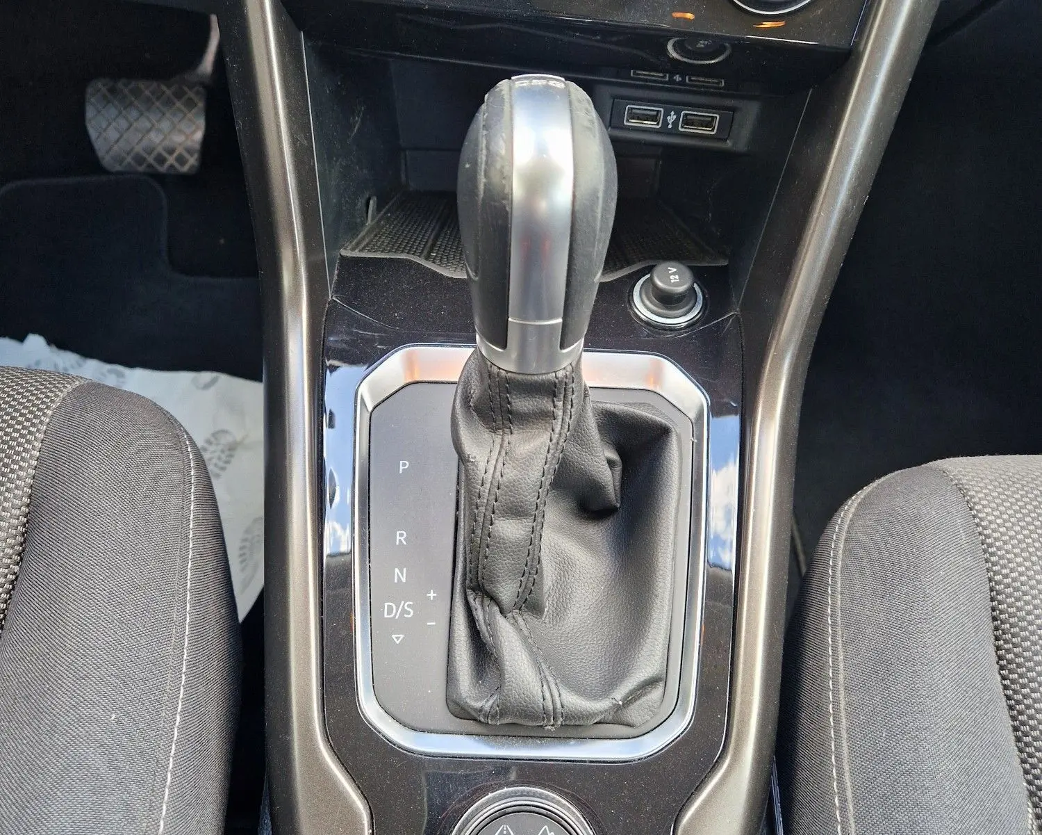 Gros plan sur la console centrale du Volkswagen T-Roc 2.0 TDi Lounge avec levier de vitesse automatique et commandes de climatisation.