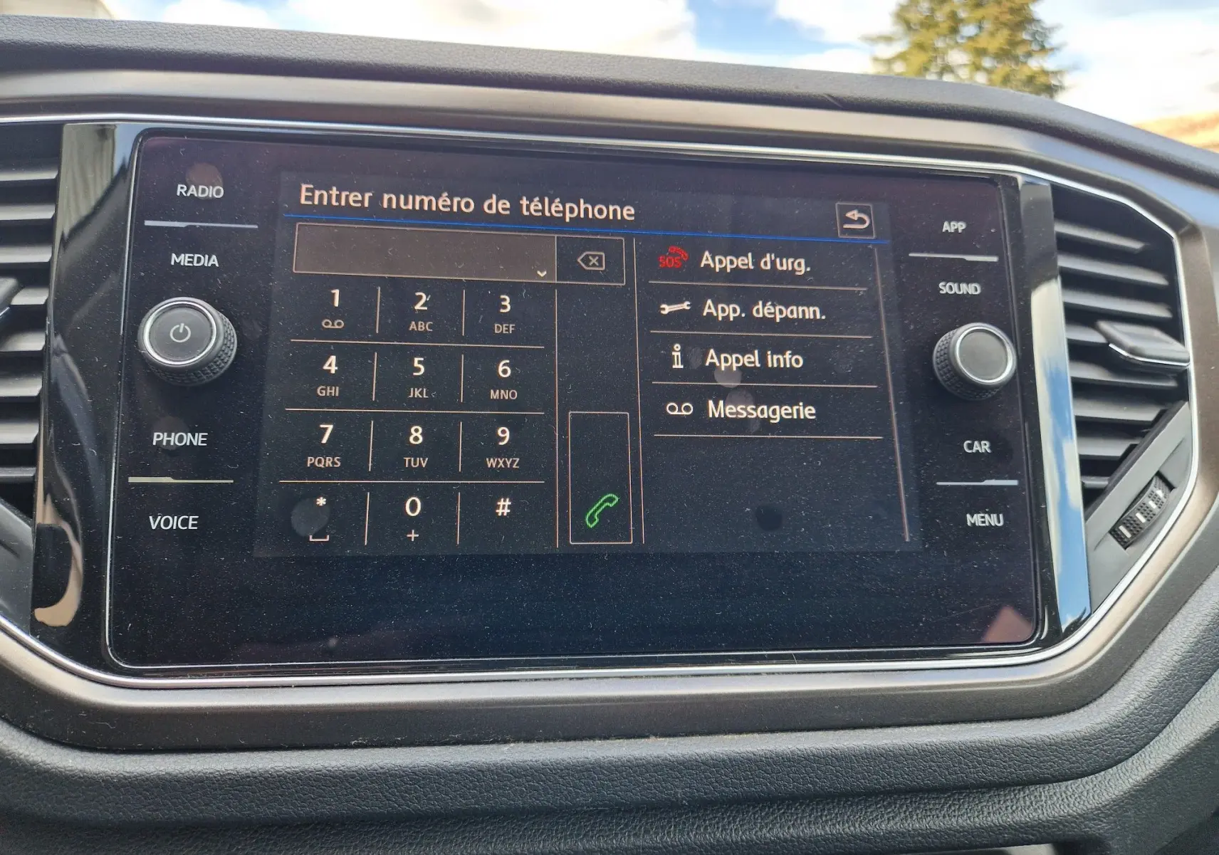 Écran tactile central du Volkswagen T-Roc 2.0 TDi Lounge affichant le menu d'appel téléphonique en intérieur.