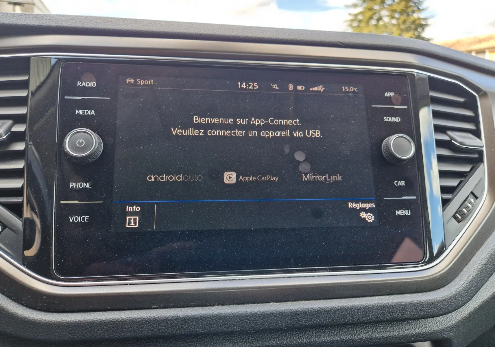Écran tactile central du Volkswagen T-Roc Lounge diesel, affichant l'interface App-Connect avec options Android Auto et Apple CarPlay.