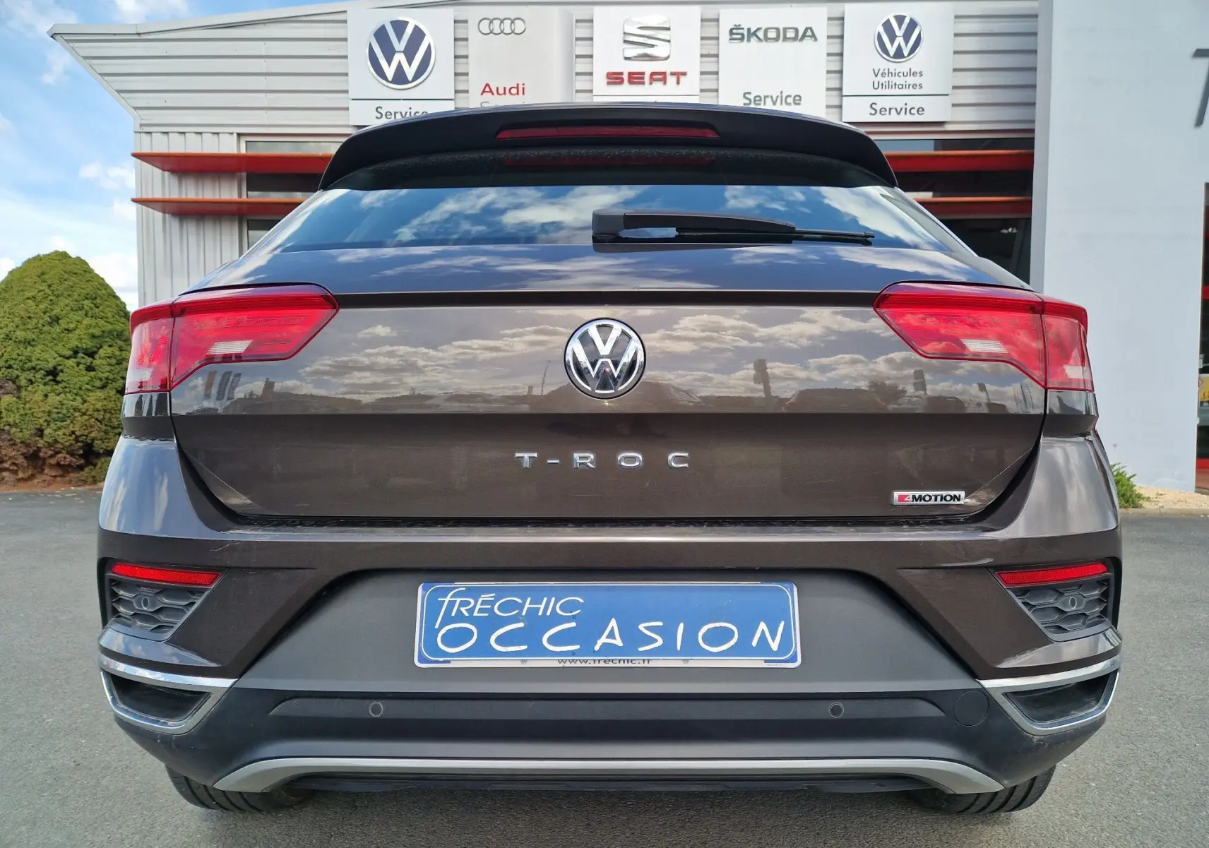 Vue arrière d'un Volkswagen T-Roc chêne noir avec logo 4Motion et feux arrière LED visibles.